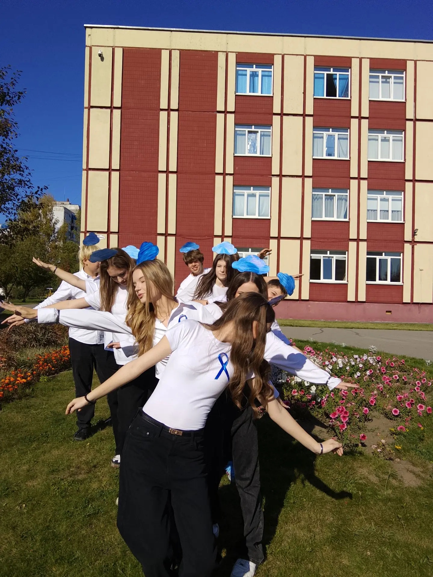 Сегодня, 29.09.2026, в рамках акции "Чистый воздух" провели флэшмоб 8 Б класс. Они собр...