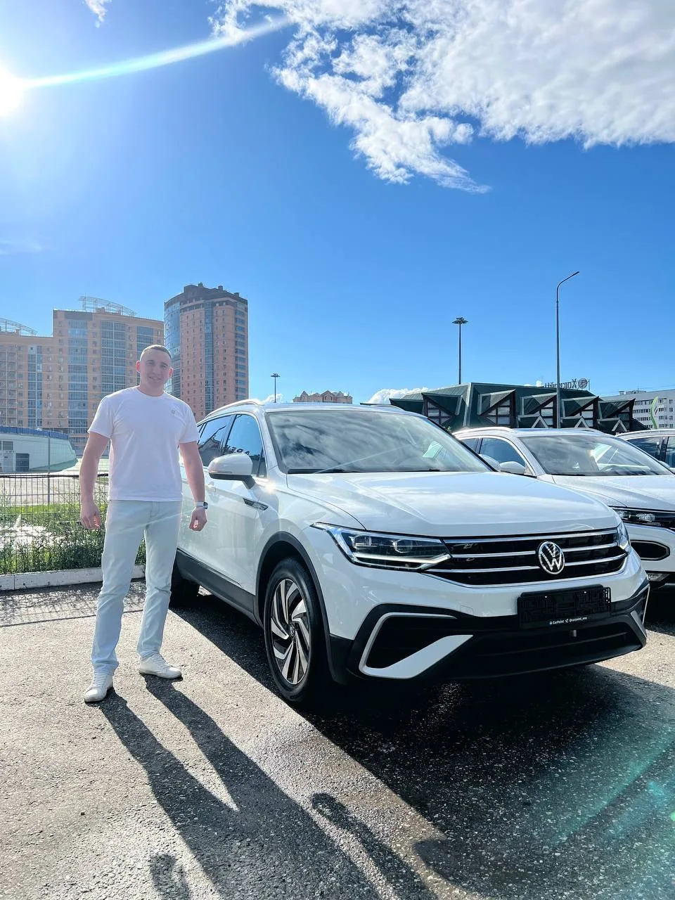 Счастливые клиенты со своими новыми автомобилями 😍

Вручили в Казани VW Tiguan L, два VW T-ROC, VW 