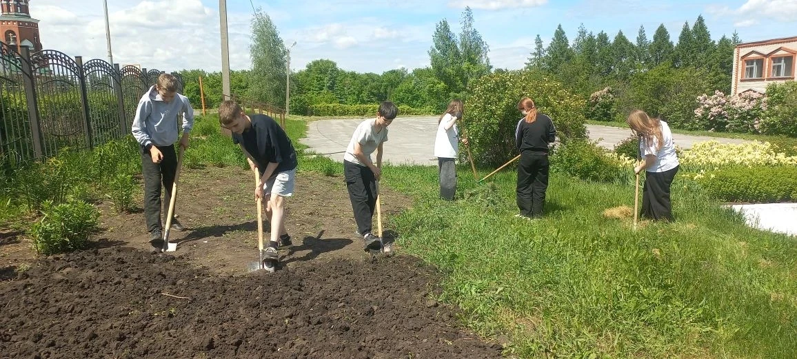 **🌱 Работа трудового лагеря в школе села Мокрое: наводим красоту к лету!🌞