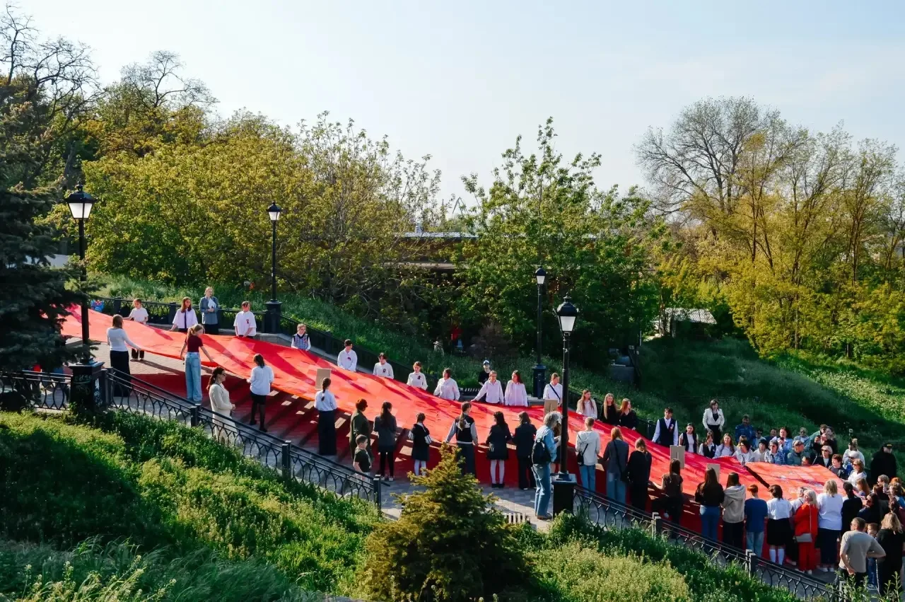 🔥 Сегодня учащиеся нашей школы приняли участие в акции "Полотно Победы".   🕊️ Это мероприятие стало 