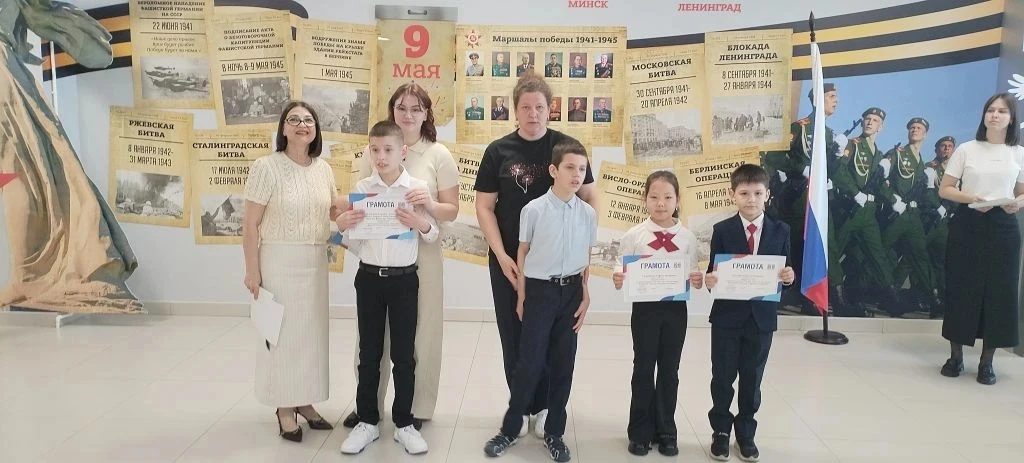 Традиционная торжественная линейка  поднятия флага по понедельникам!🇷🇺🇷🇺🇷🇺 НАГРАЖДЕНИЕ ОБУЧАЮЩИХСЯ М