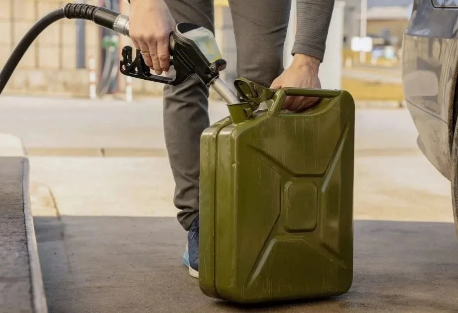 ⛽️ Важная новость для водителей: бензин снова можно покупать в канистры