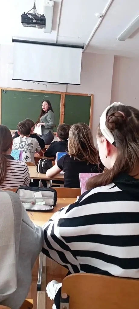 Конституция теперь есть и в 6 «И» Классе. В рамках уроков Профориентации к ребятам на урок приходят 