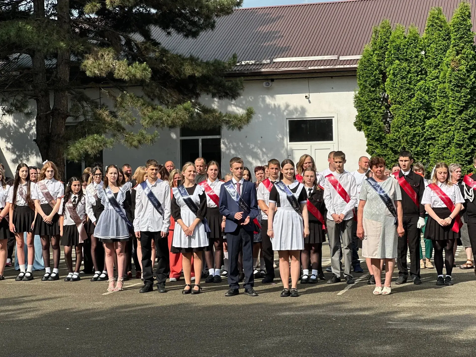 Последний звонок — трогательное начало большого пути! 🔔✨  В нашей школе прозвучал последний звонок —