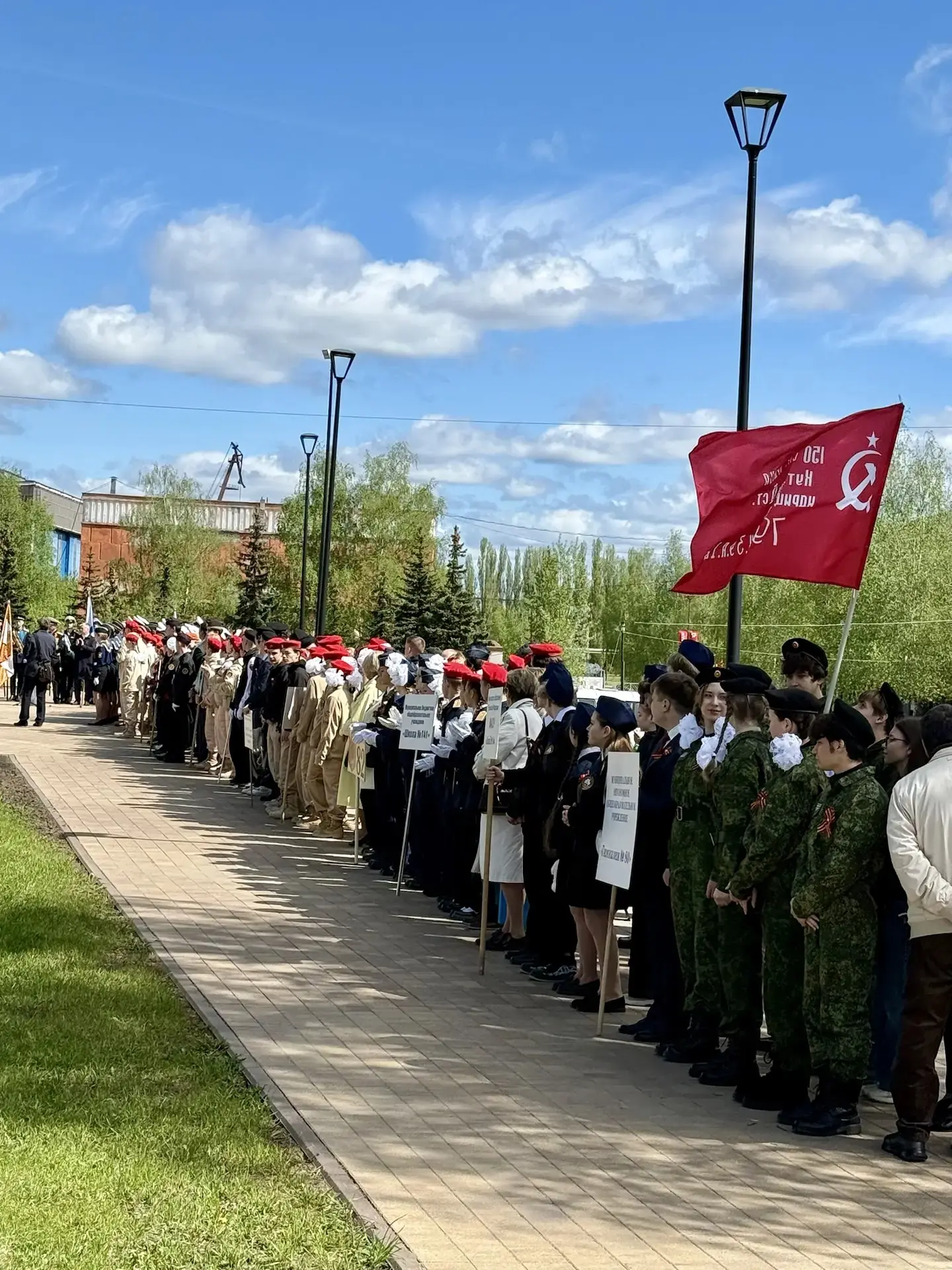 ✨ 9 Мая на площади Славы: память, гордость и единство поколений ✨  Сегодня на площади Славы прошёл т