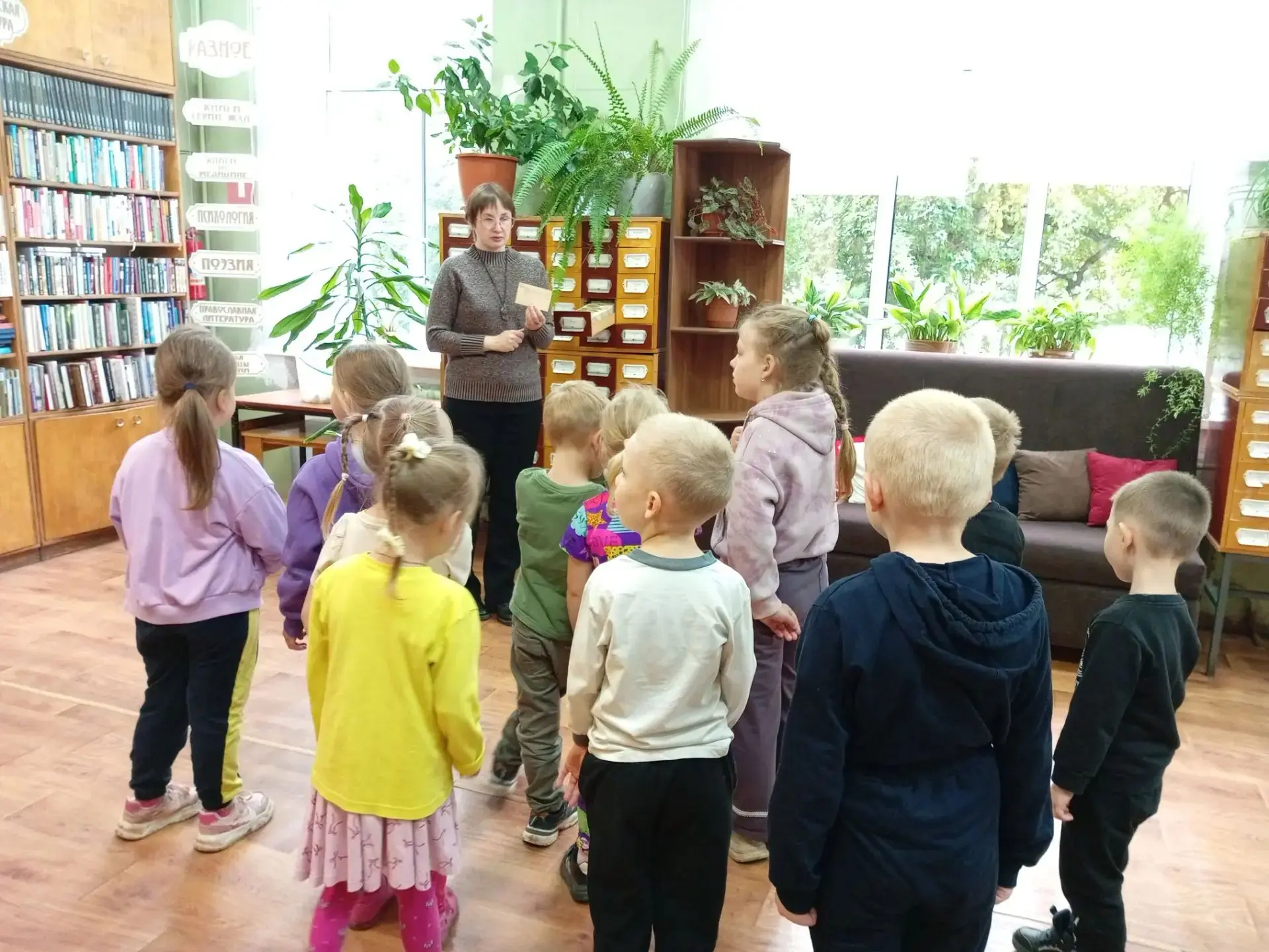 📗📚Дети старшей и подготовительной группы посетили  городскую библиотеку.