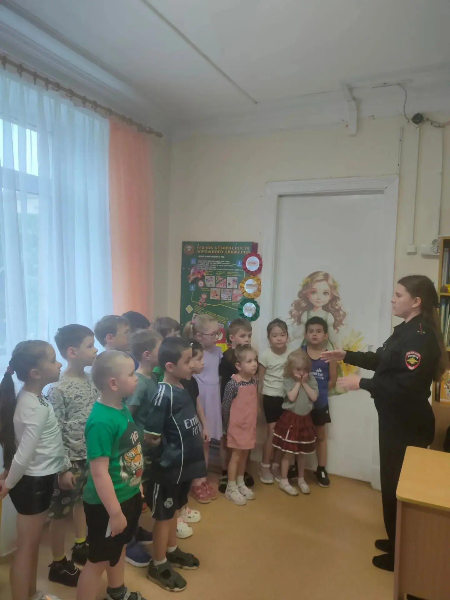 🚦В нашем детском саду прошла познавательная встреча с инспектором ГИБДД 🚔

Читайте пост и смотрите
