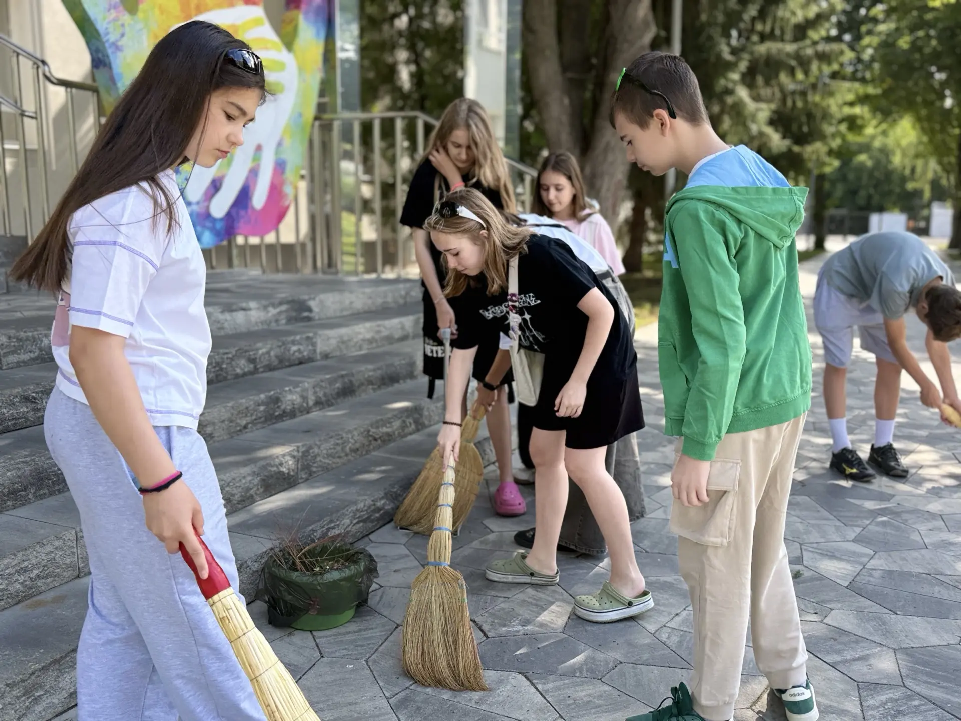 🌿 Летние экологические отряды: наш школьный двор в надёжных руках! ☀️

Вооружившись граблями, вёдра