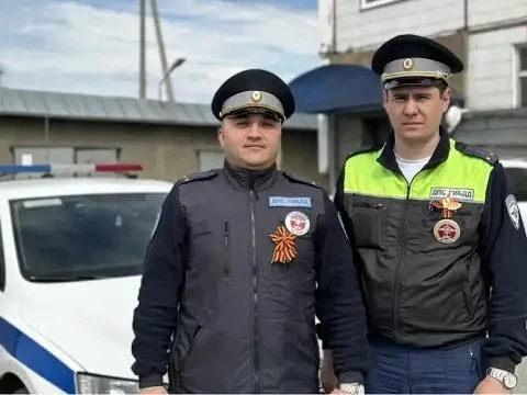 💪 В Нефтеюганске инспекторы ДПС спасли восемь человек из горящего многоквартирного дома.  🔥 Лейтенан