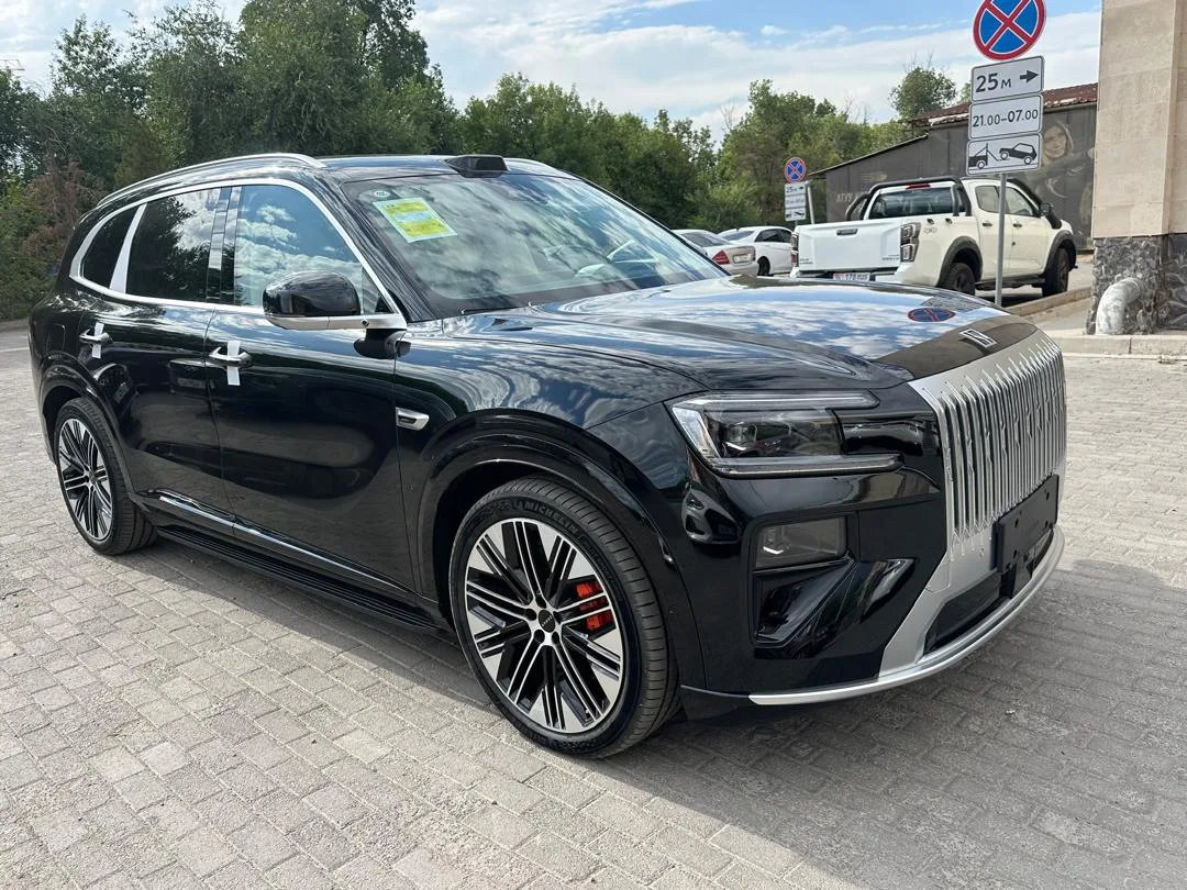 ZEEKR 8x 4WD AT Ultra 2.0 гибрид 2026 (черный на белом)