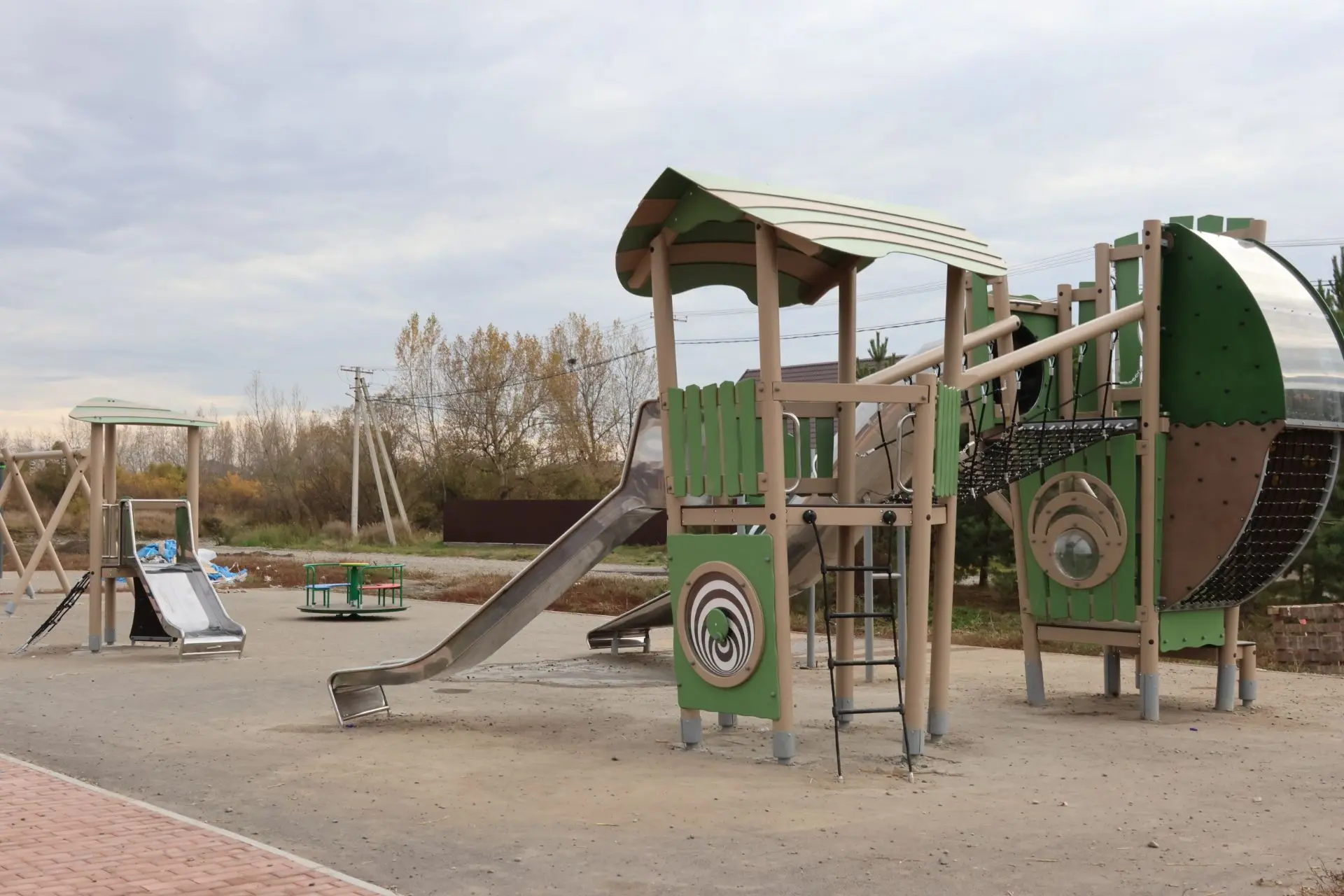 В Абакане продолжается благоустройство территории в 10 жилом районе