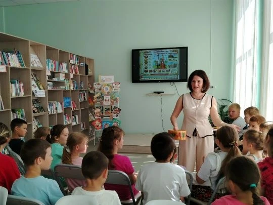 В Майнской детской модельной библиотеке состоялась яркая игра‑викторина «Шкатулка русских народных с