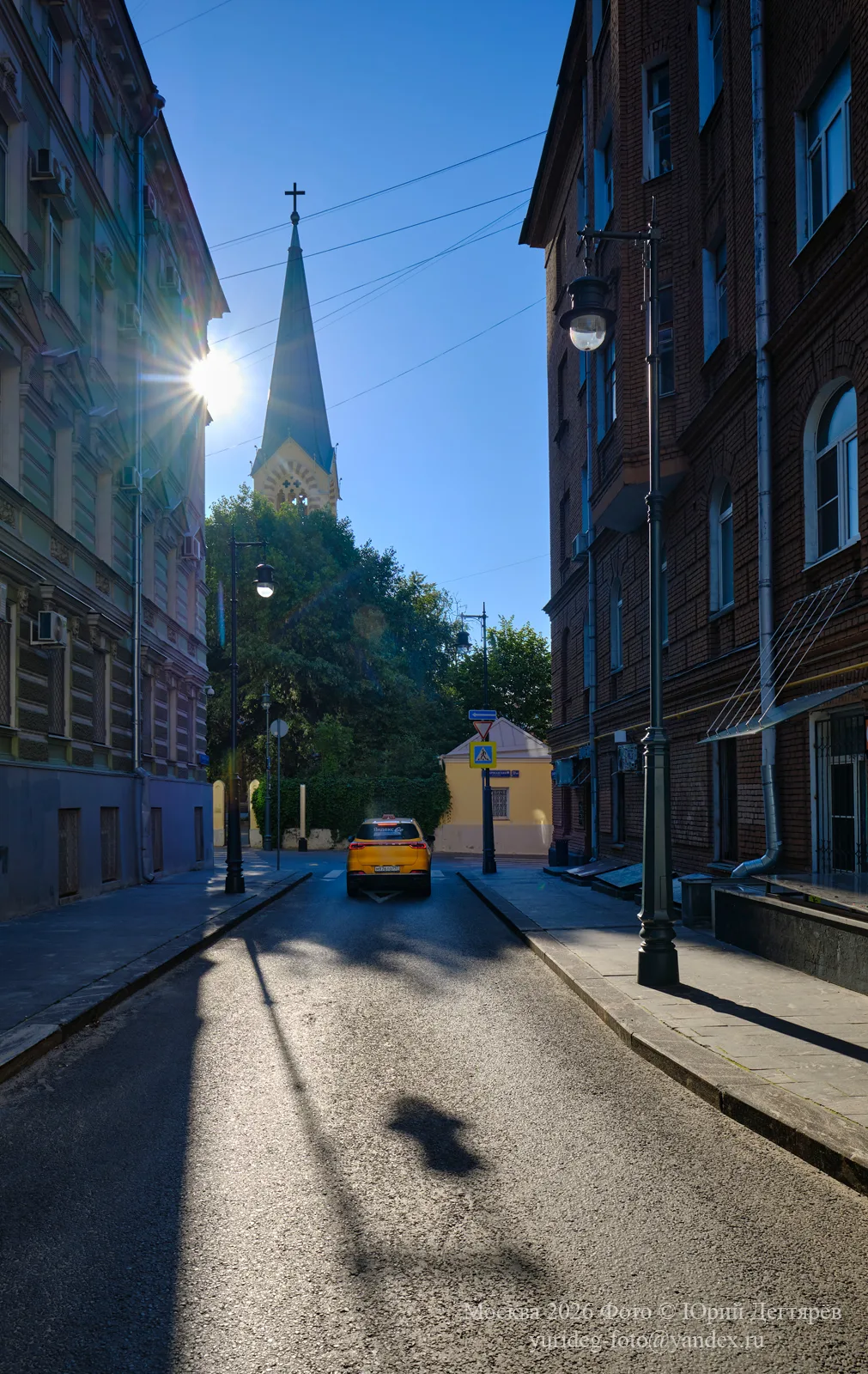Москва. Утро в Петроверигском переулке.