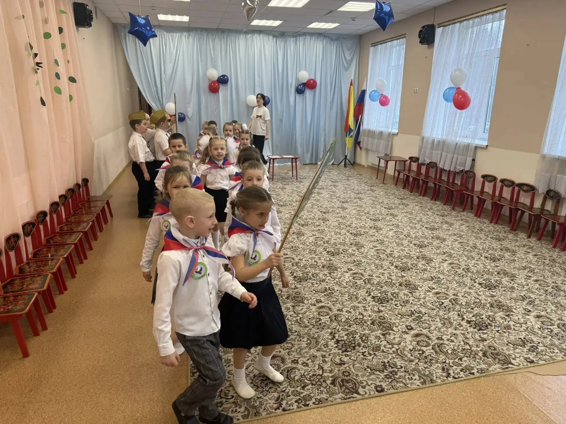 В старших и подготовительных группах дошкольного отделения «Калинка» прошёл смотр строя и песни, пос