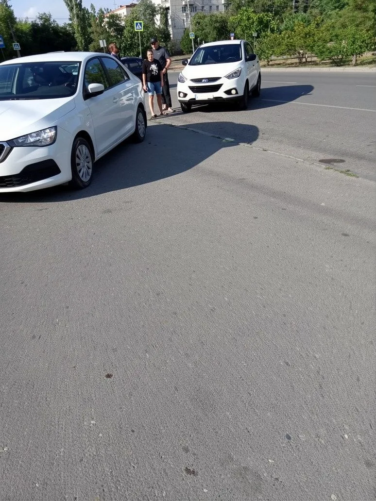 Авария случилась в Кировском районе, рядом с торговым центром «Авангард», где курсирует автобус №55.