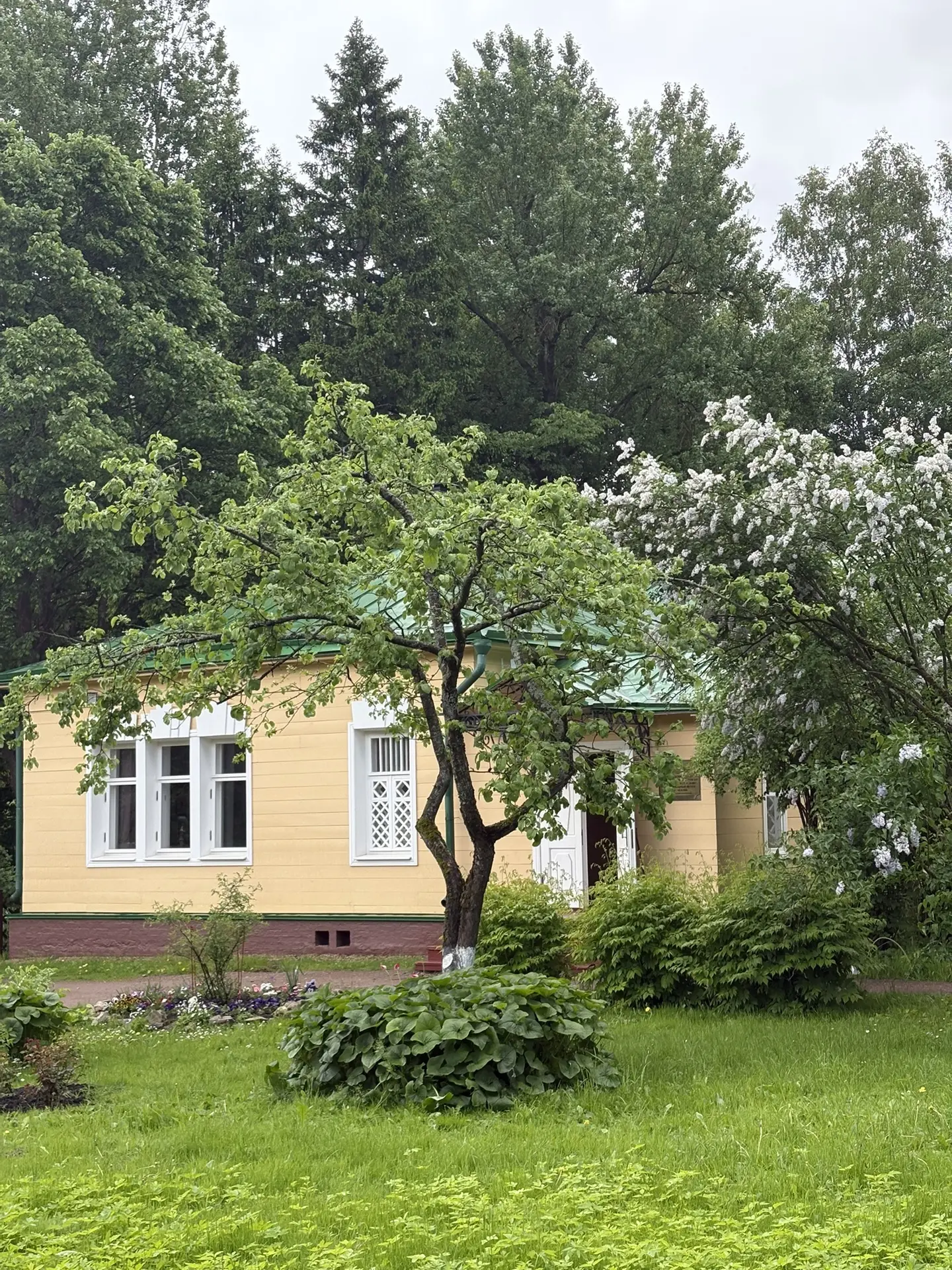 Сегодня мы приехали в Мелихово 🌿
Усадьба Чехова, цветущий май, разговоры про “Три сестры” и спектак