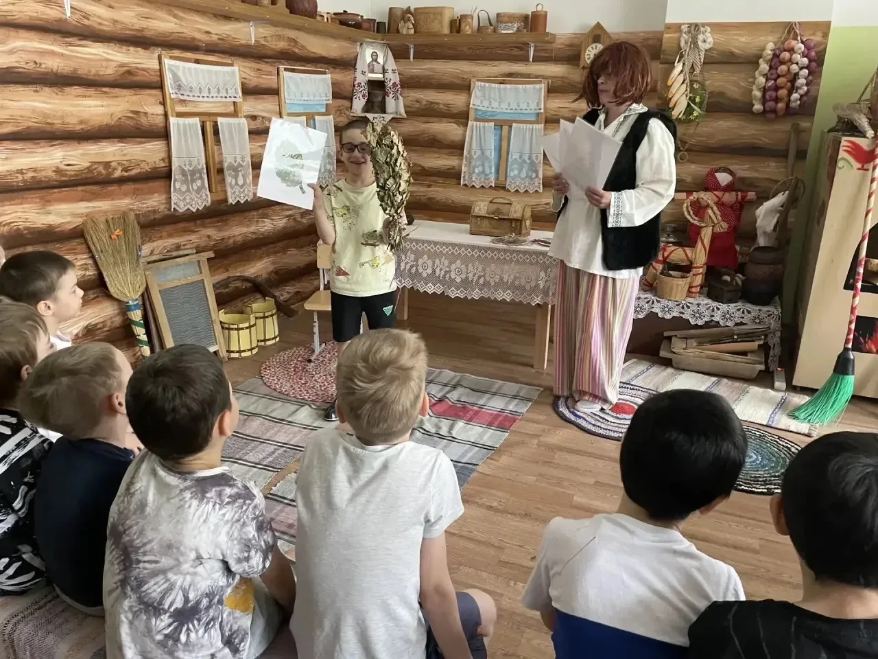 Ребята старшей и  подготовительной группы побывали  в гостях к  домового . От него дети...