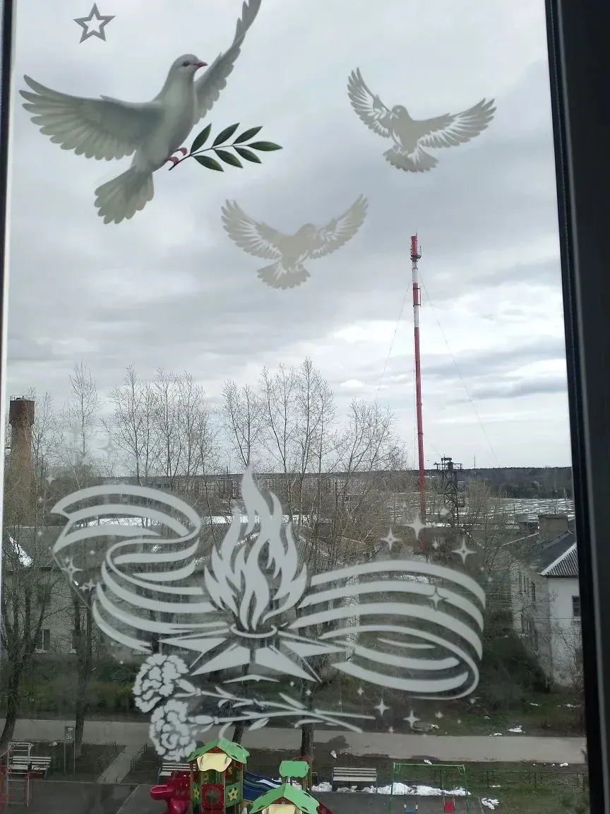 🕊️Ученик 5м класса со своей семьей приняли участие во Всероссийской акции «Окна Победы».