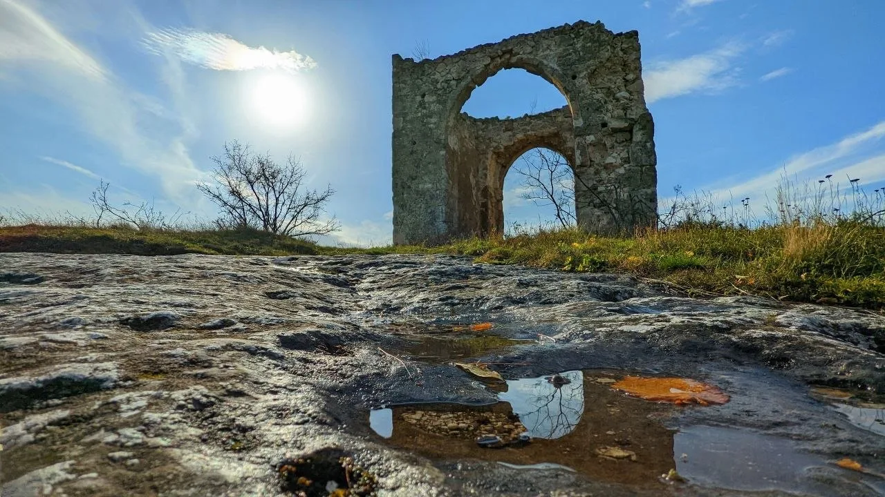 Осколок прошлого. Руины башни Кыз-Куле на плато Топшан.

📍Бахчисарай. Крым.

📜 Историки считают, ч