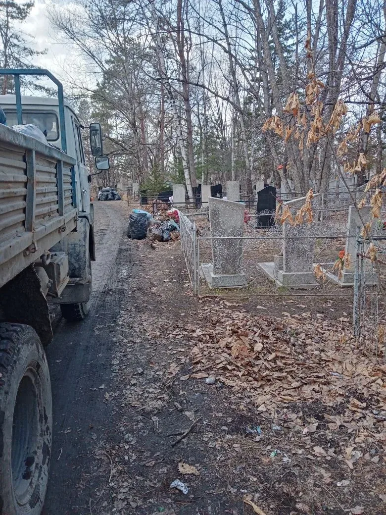 На городских кладбищах продолжается уборка мусора  С начала рабочей недели сотрудники МБУ «ЖКХ и бла
