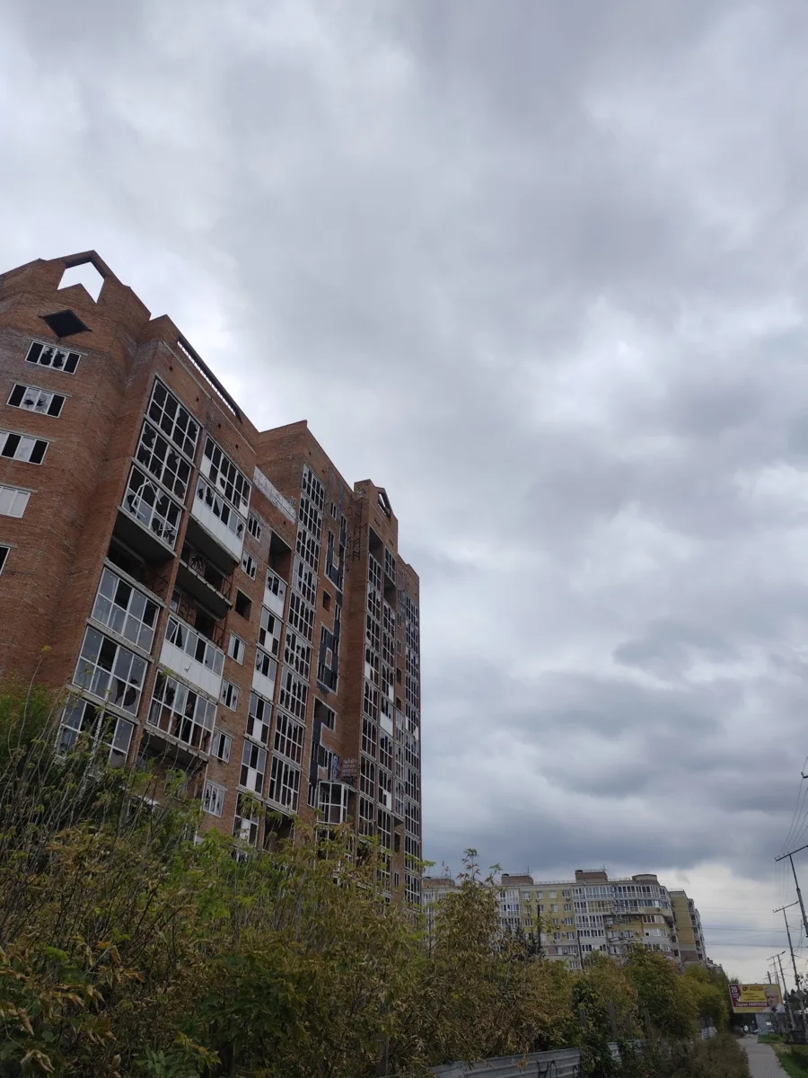 С крыши недостроя в Омске бросают стекла и кирпичи — власти назвали сроки устранения на...