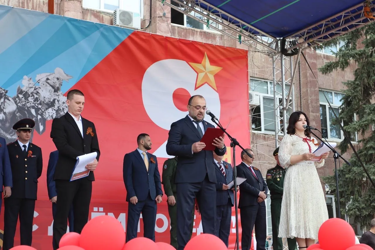 🎖 Большой фоторепортаж с торжественного митинга, прошедшего в Буйнакске в честь празднования 81-й го