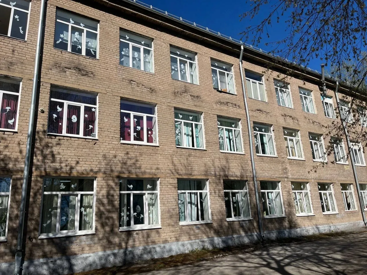 В преддверии праздника наша школа с гордостью присоединилась к Всероссийским акциям "Окна Победы" и 