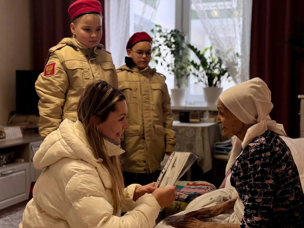 💐 Юнармейцы нашей гимназии, совместно с советниками по воспитанию поздравили с днем рождения ветеран