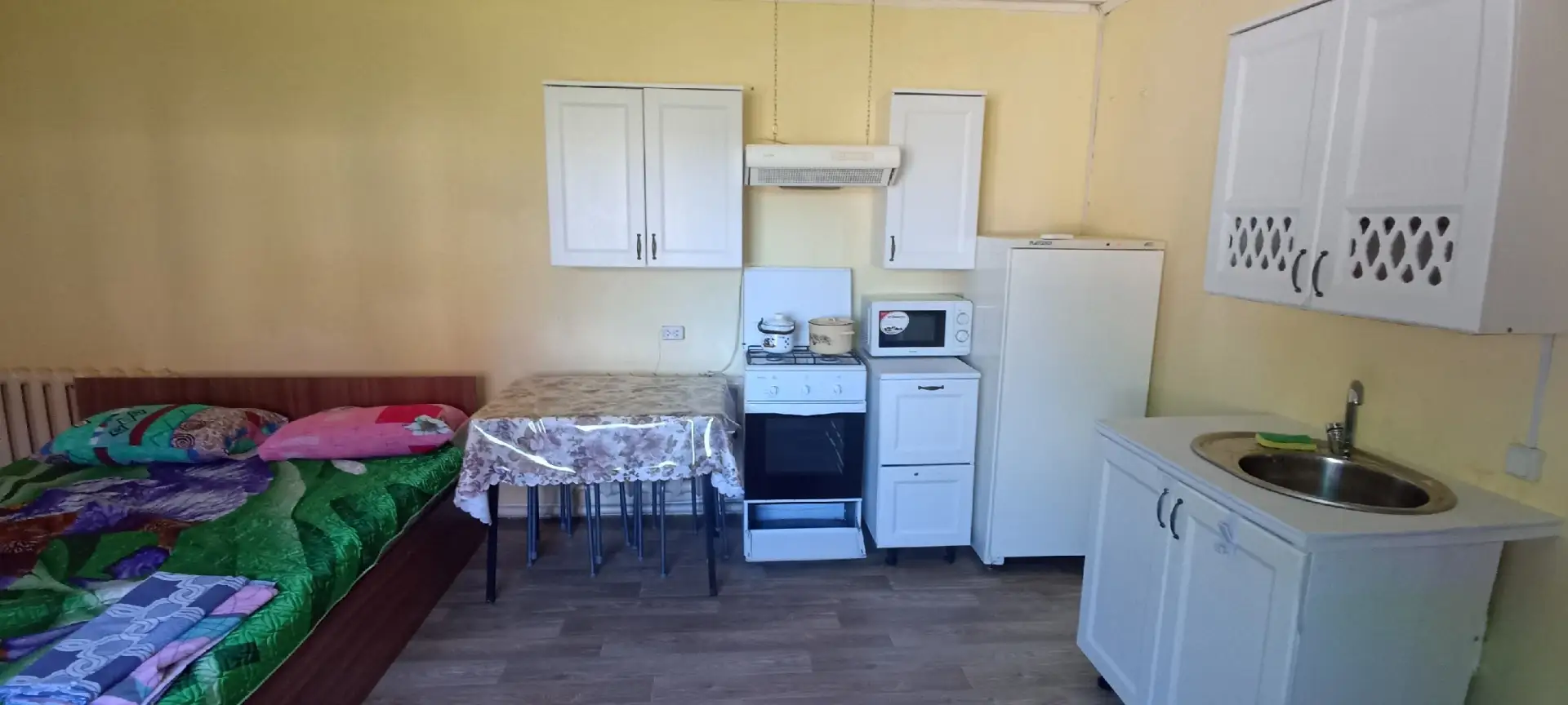 🏡 Сдаётся посуточно двухкомнатный гостевой домик
👥 Вместимость: до 3 человек
🏖️ До Солёных озёр —