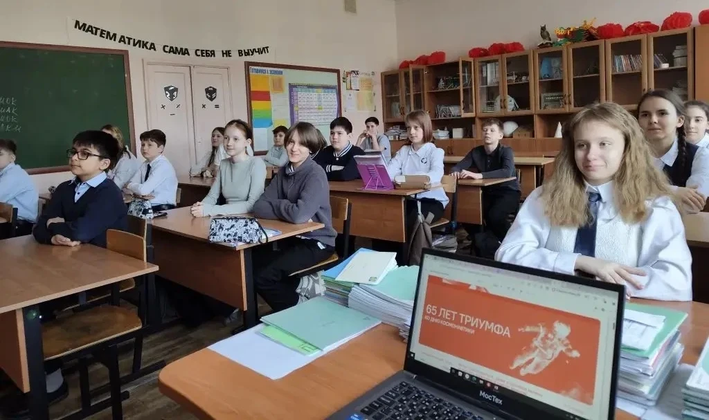 🚀 В нашей школе прошло занятие из цикла «Разговоры о важном» на тему «65 лет триумфа. Ко Дню космона