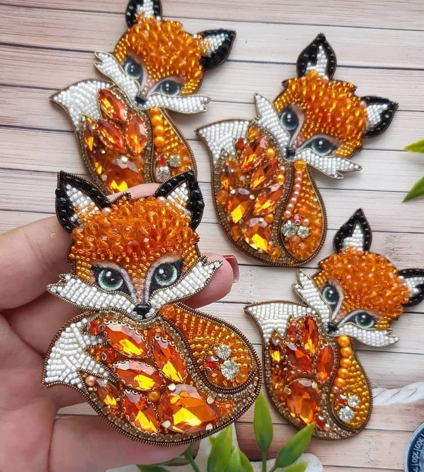Хитрые брошки из бисера❤