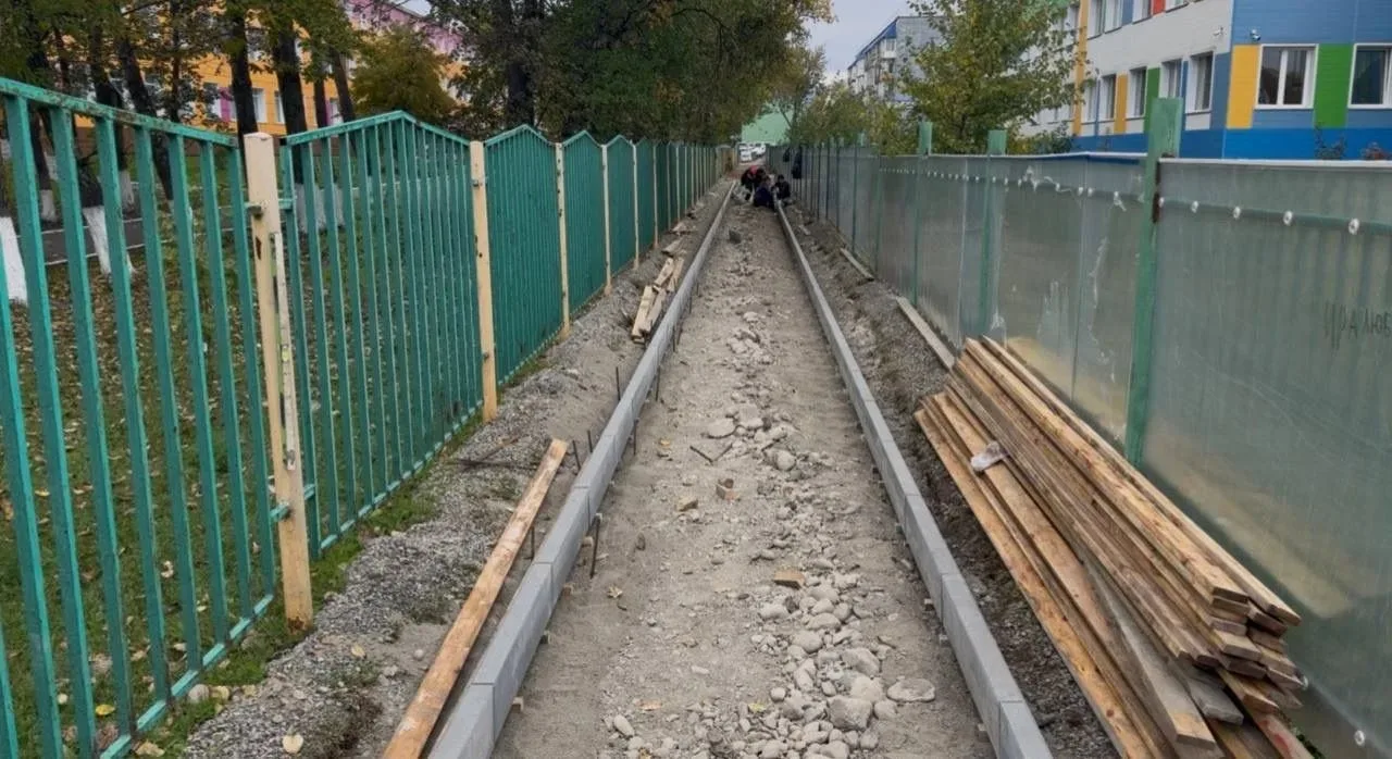 🚧 Рабочие строят тротуар между садом и школой в Елизове