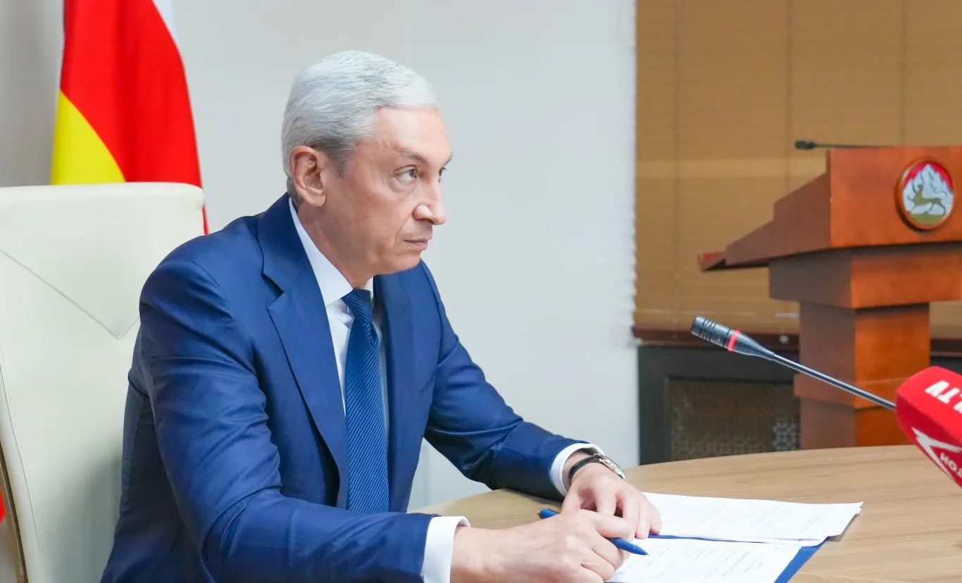 Председатель Правительства РСО – Алания Борис Джанаев провел еженедельное аппаратное со...