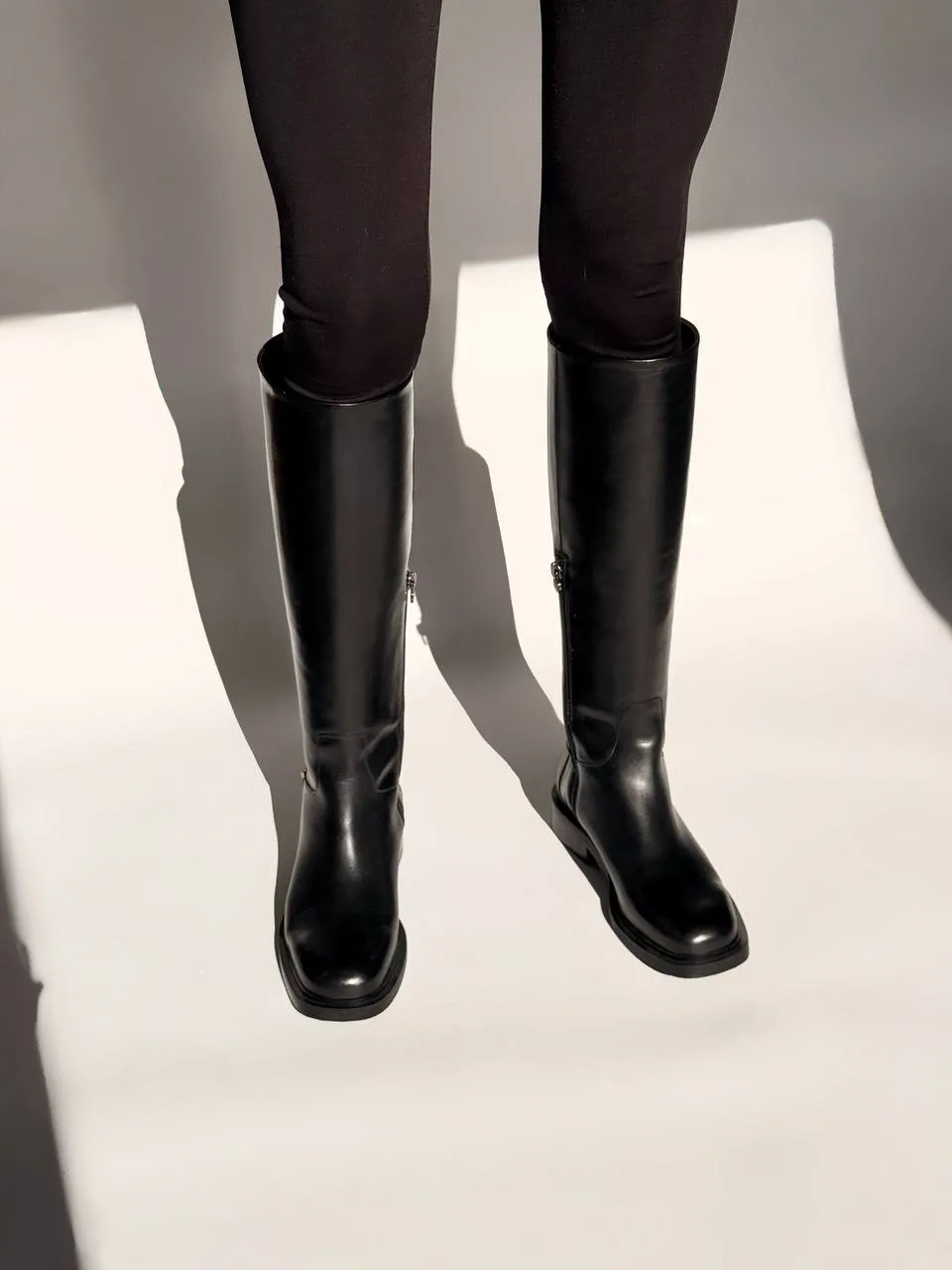 Черные сапоги Hestia — это классическая модель в стиле riding boots. Узнаваемые детали:...