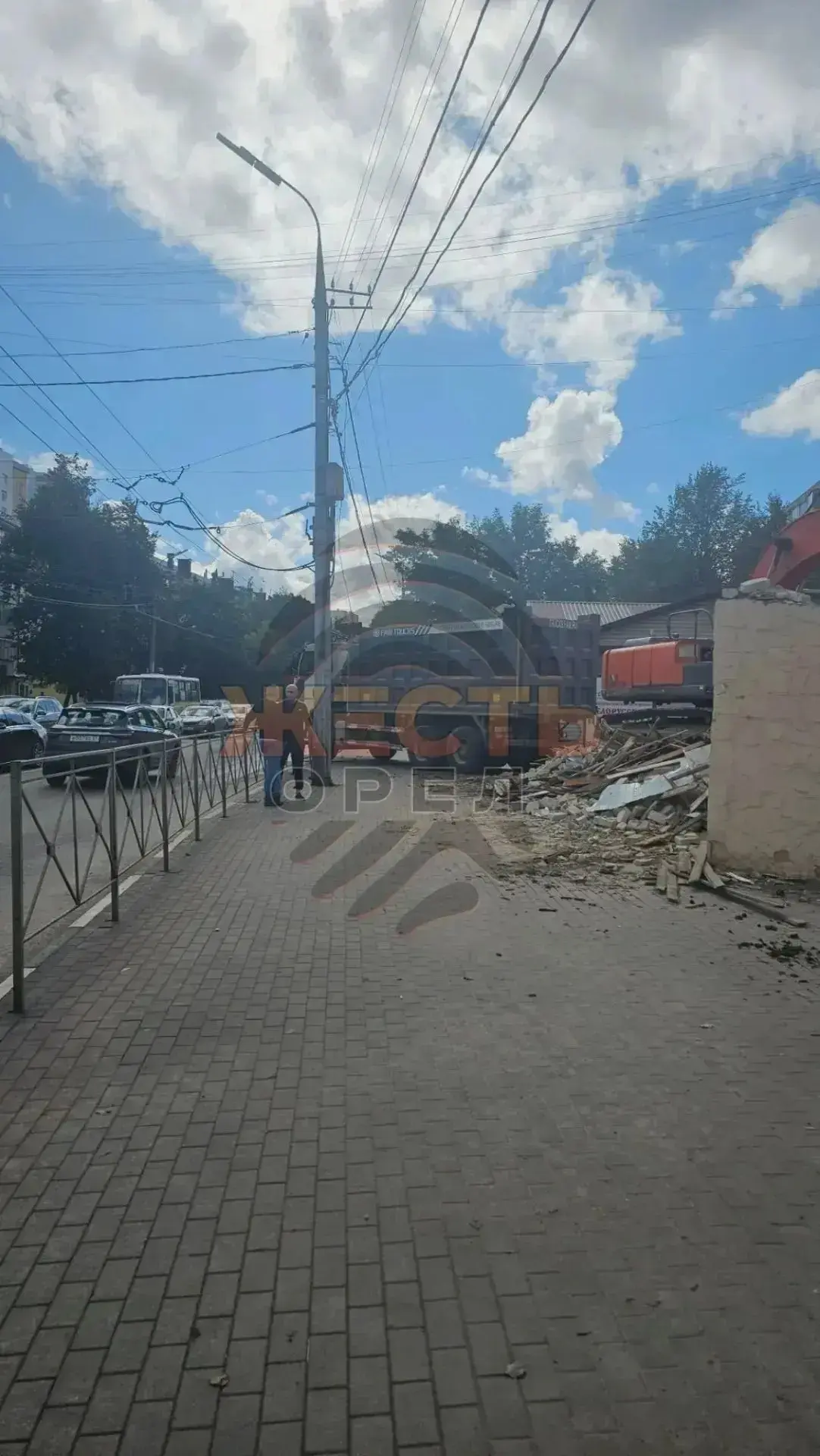 😨 В Орле сносят здание без ограждения