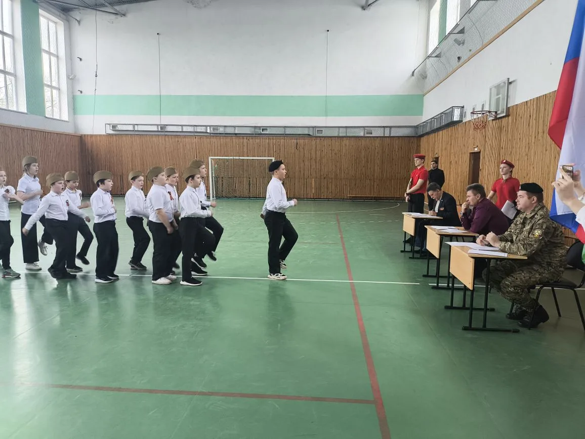 🎖️ Смотр строя и песни: патриотический праздник в нашей школе  В рамках месячника оборонно-массовой 