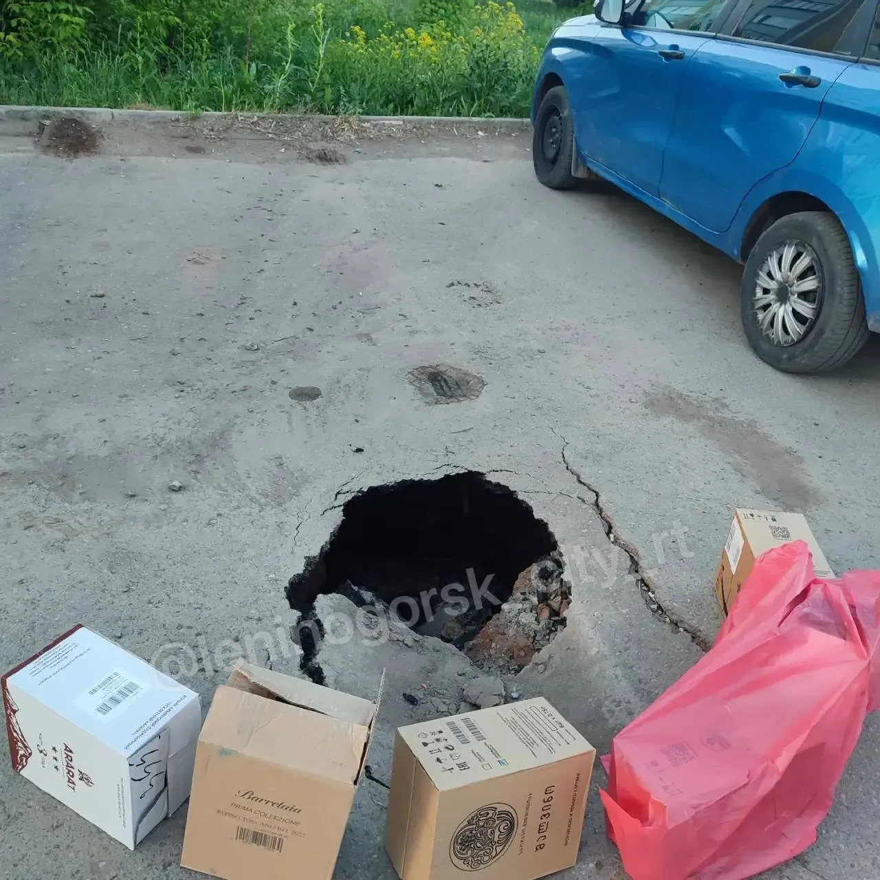 🚧 Осторожно! На улице Куйбышева, возле дома 43, провалился асфальт.  Будьте внимательны!