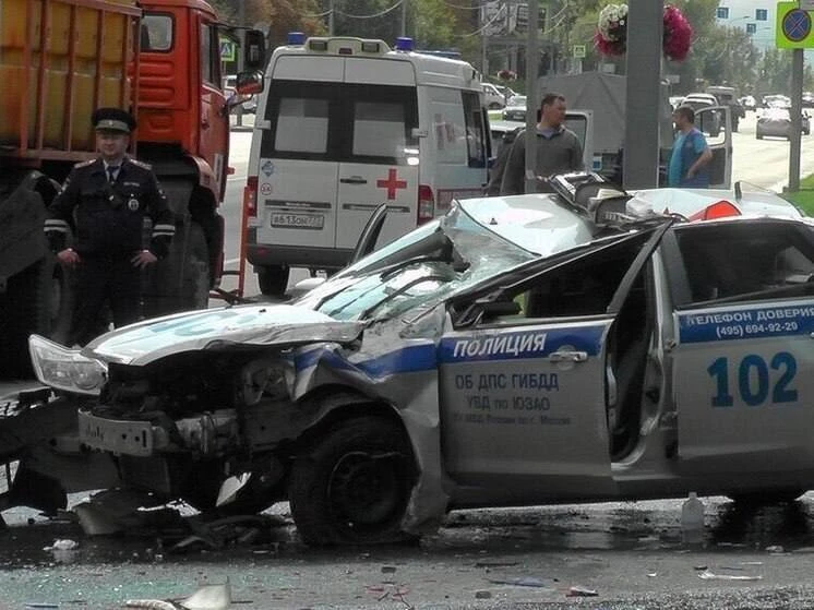 🚔Полицейская машина перевернулась после ДТП на юге Москвы. Авария произошла на пересеч...