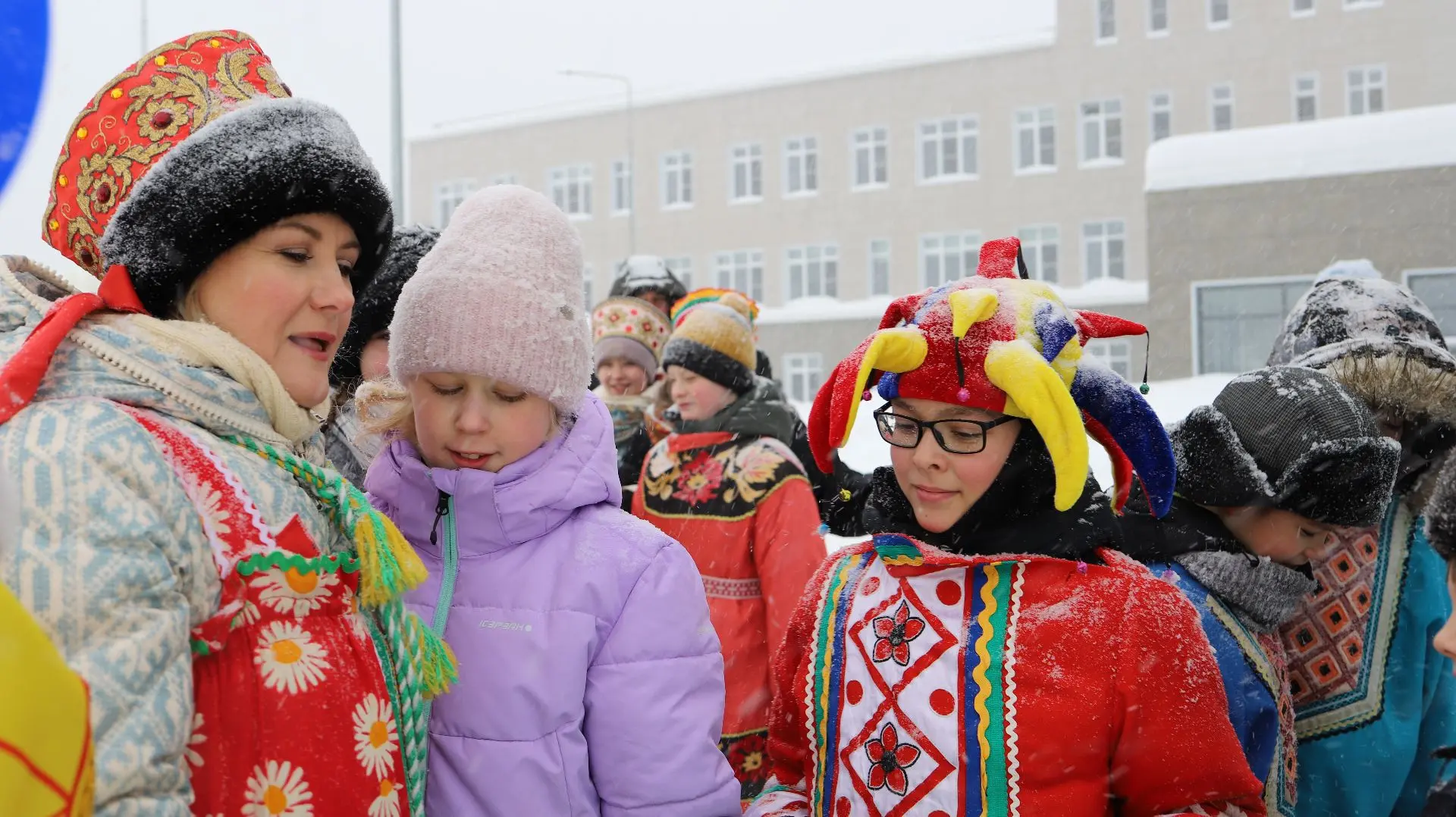 ❄Спорит, силой меряясь, Зимушка с Весной, Снегом заметала весь покров земной...  🥞Пятые классы приня