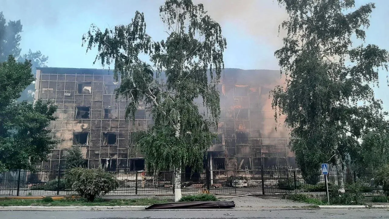 ВСУ атаковали колледж в Старобельске (ЛНР): под удар попали учебный корпус и общежитие.  Там находил
