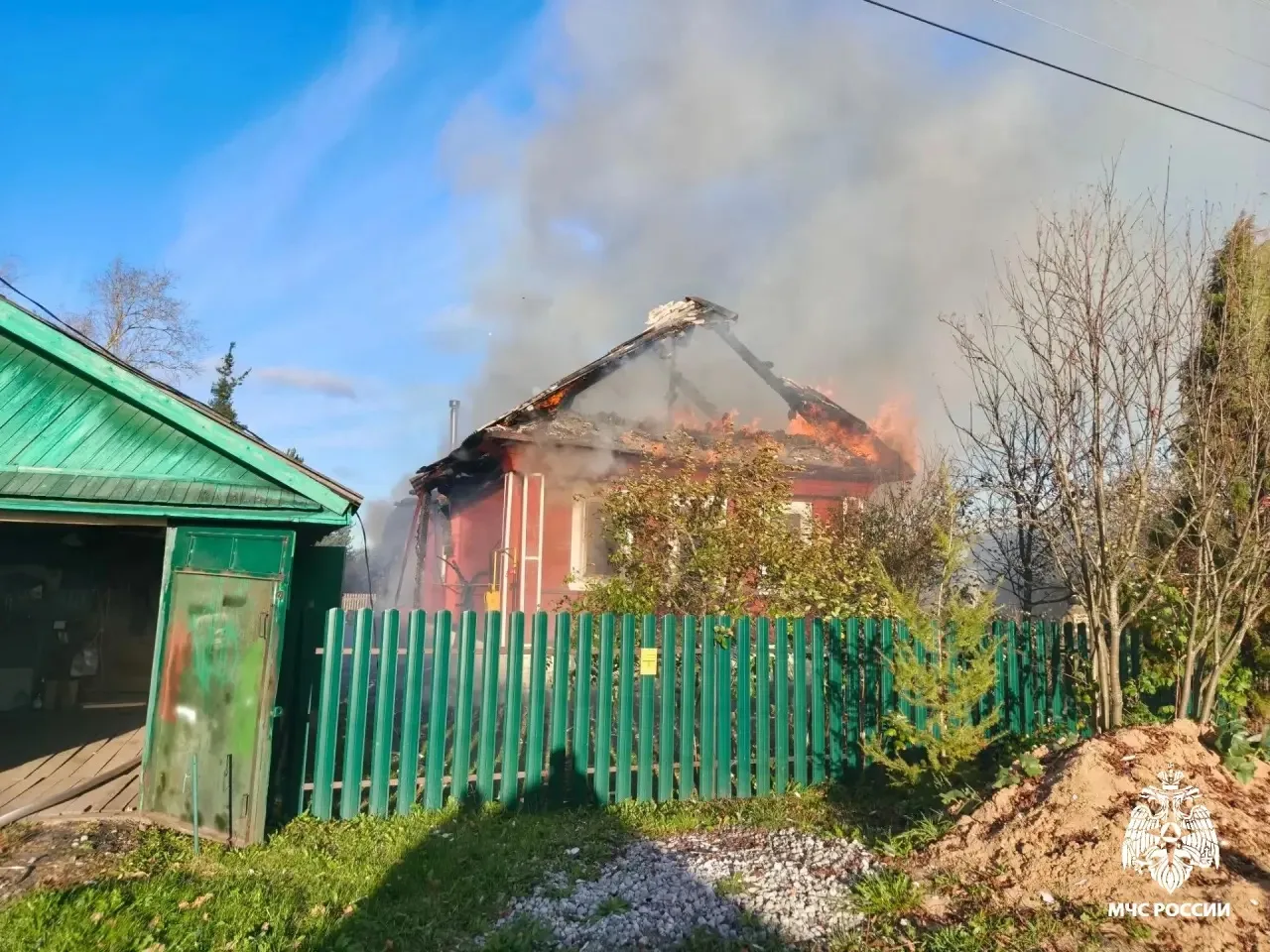 🔥 В Шарье сгорел частный дом с мансардой
