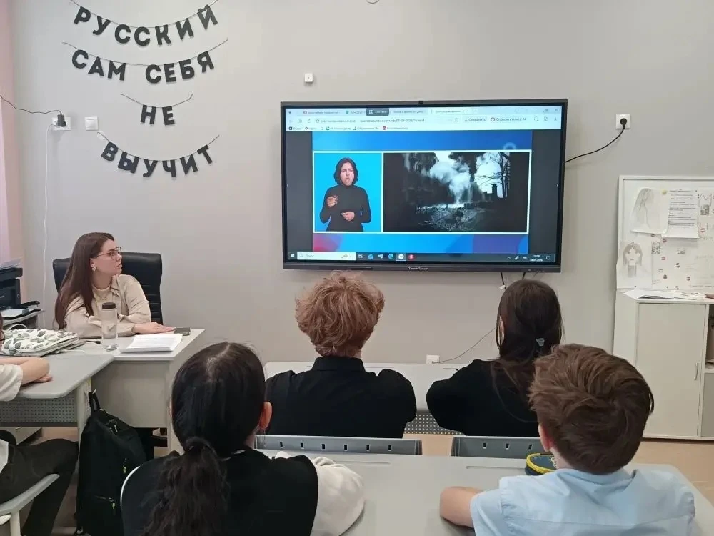РАЗГОВОРЫ О ВАЖНОМ   Утро понедельника, 4 мая 2026 года, в нашей школе традиционно началось с исполн