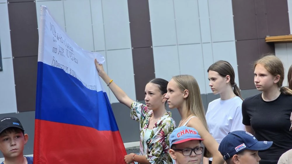 🇷🇺Сегодня школьный лагерь "Цветочный город"  на базе ОУ №51 превратился в центр патриотического вд