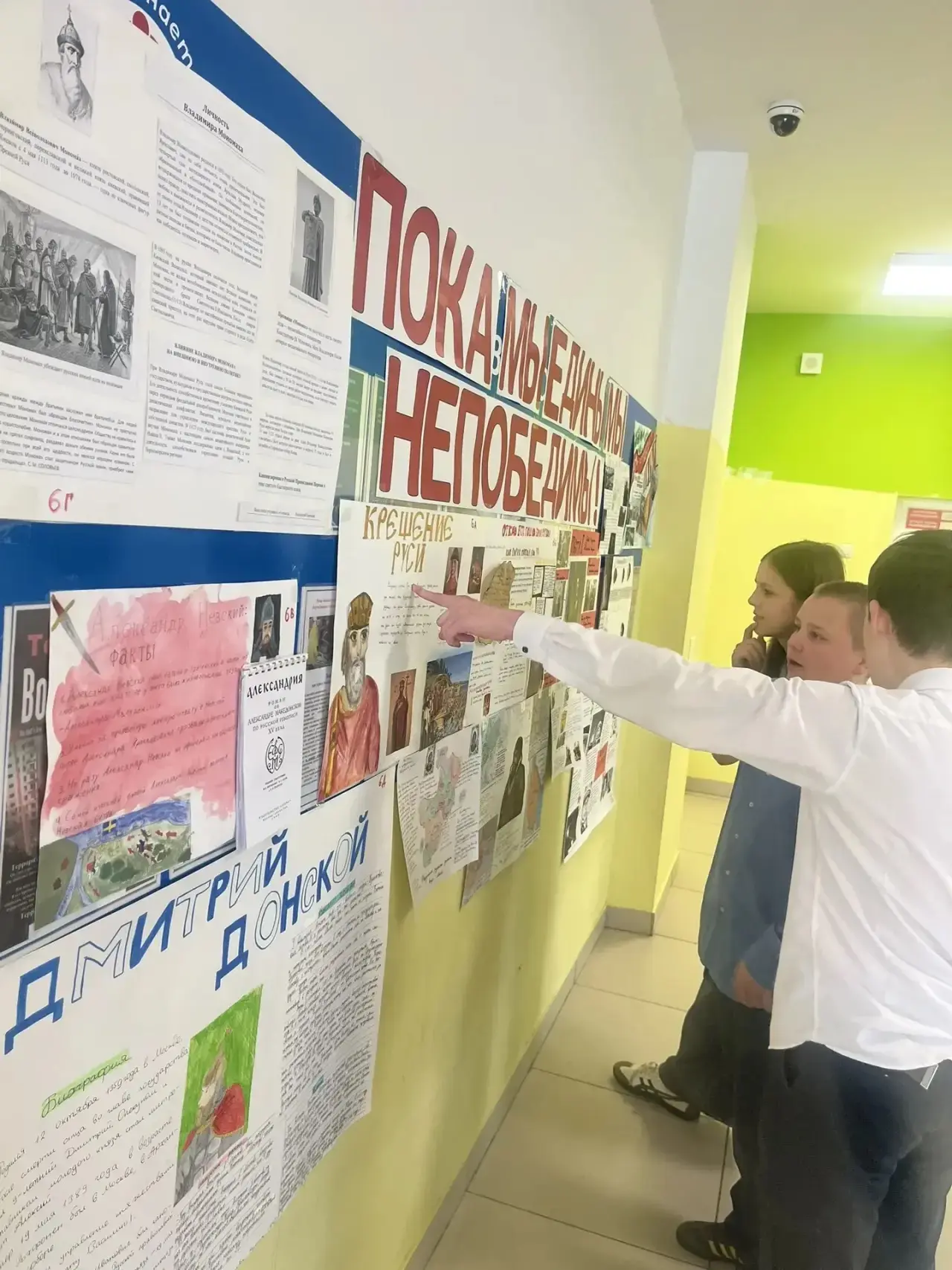 Неделя науки 🧬  Учащиеся 6-х, 8-х и 10 классов представили выставку научно-исследовательских работ п