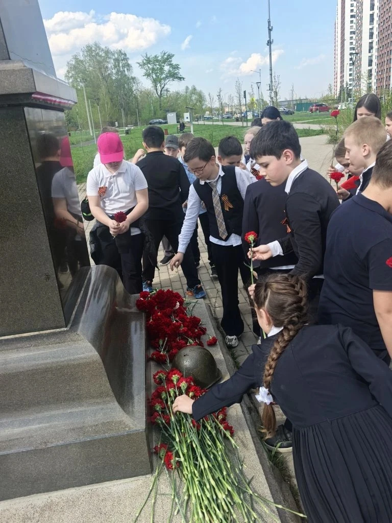 🎖 В преддверии Дня Победы ученики МАОУ СОШ №10 продолжают посещать мемориалы г.о. Долгопрудный.  В р