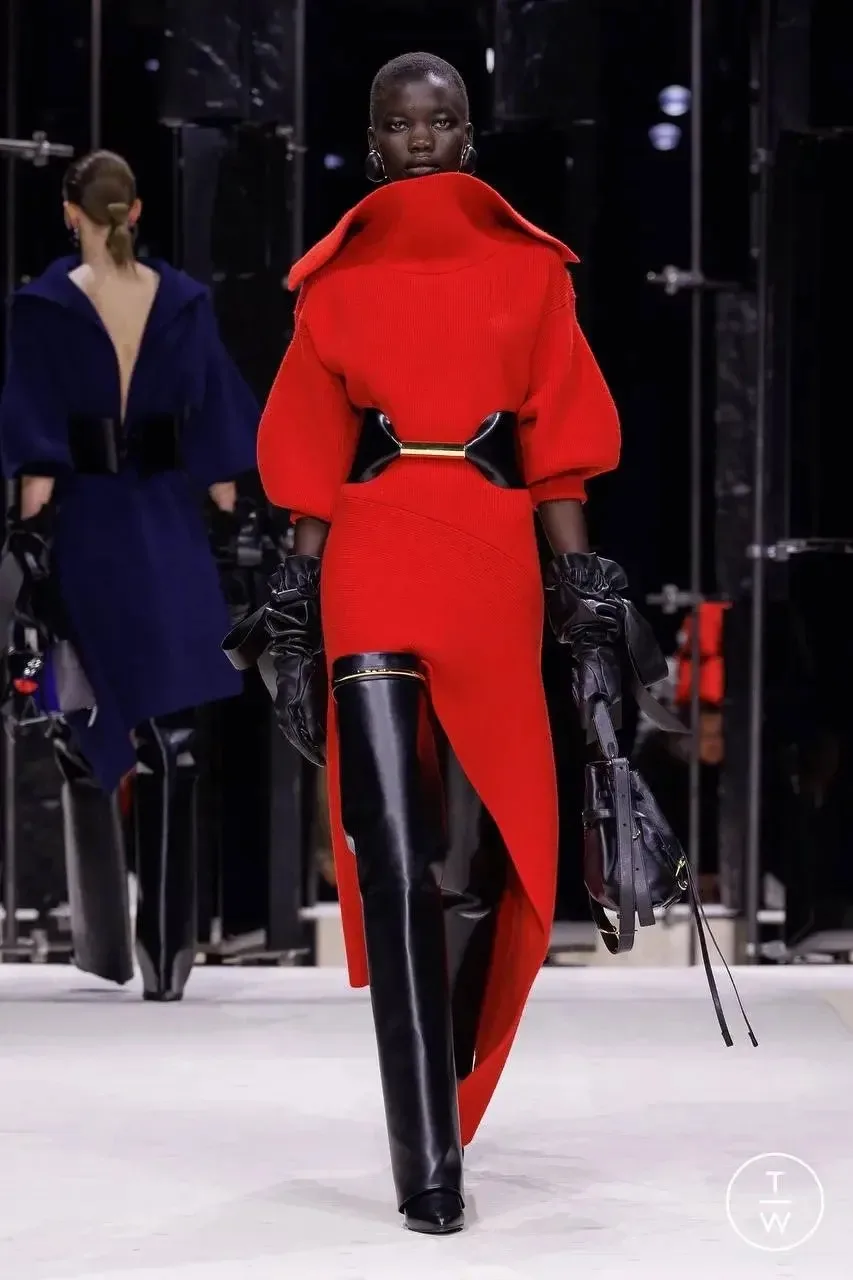С приходом в Givenchy Сары Бертон из Alexander McQueen, внимательно слежу за коллекциями бренда. Лич
