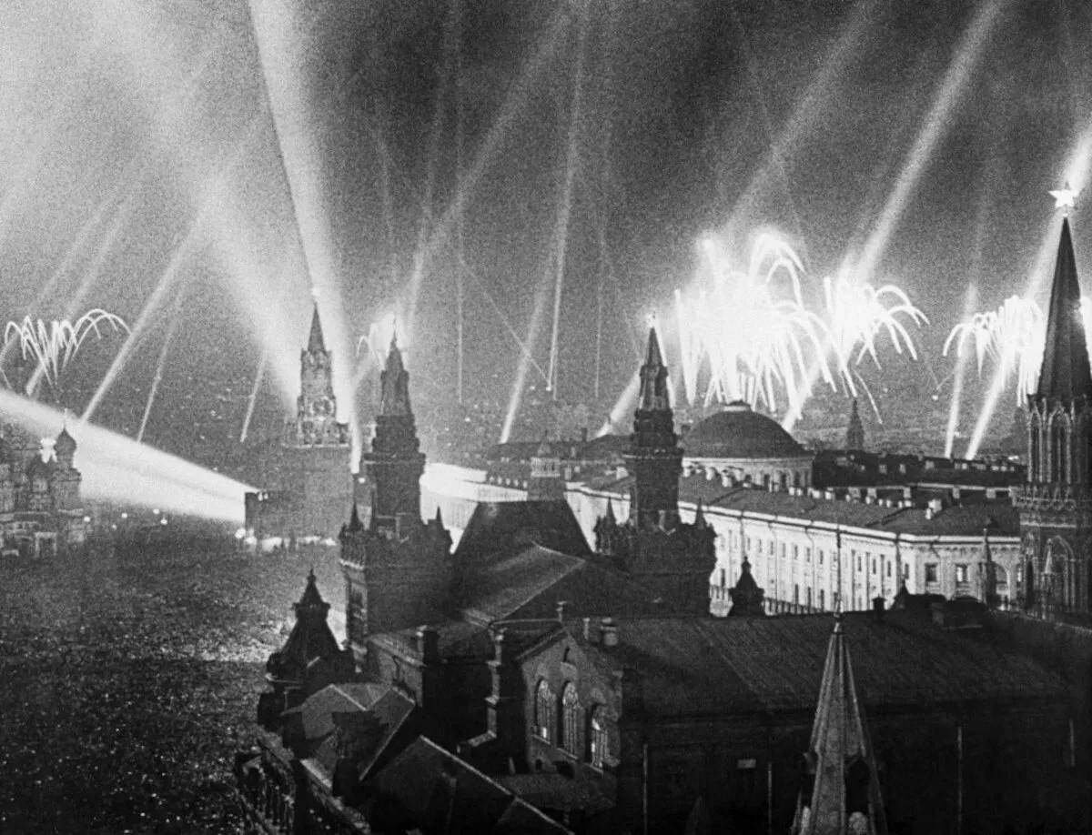 ️По приказу  И.В. Сталина № 2 от 5 августа 1943 года, в этот день в  Москве был дан арт...