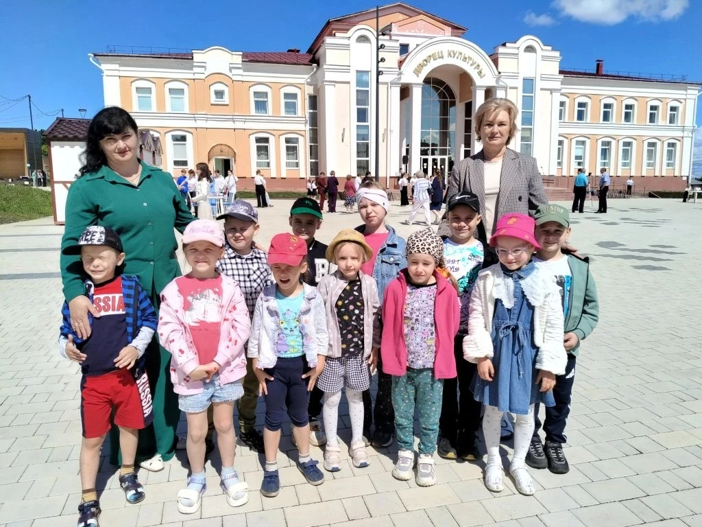 "Отмечаем праздник: Погружаемся в мир веселья и знаний!"

🎉🌈 Праздник к Дню защиты детей: незабыва