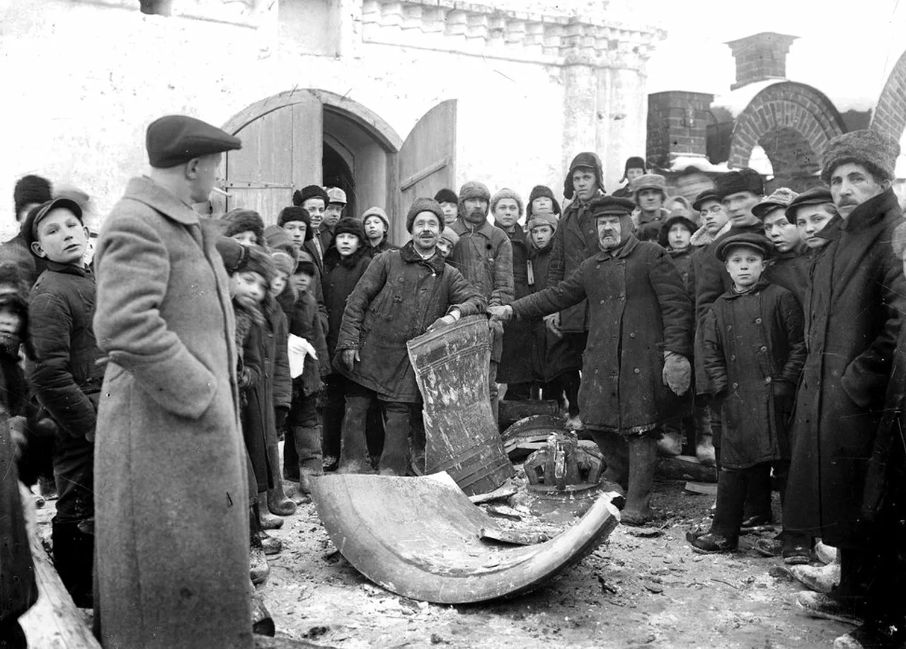 Сброшенные с церкви колокола во время антирелигиозной кампании в Галиче, Ивановская обл...