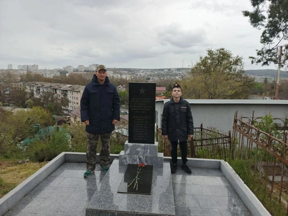 📍 Обучающиеся школы провели уборку воинских захоронений. В рамках патриотического воспитания и сохра